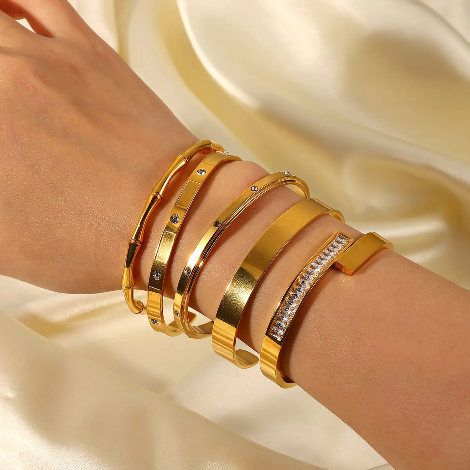 Brazalete Dorado Fino con Diseño Curvado – 65 mm