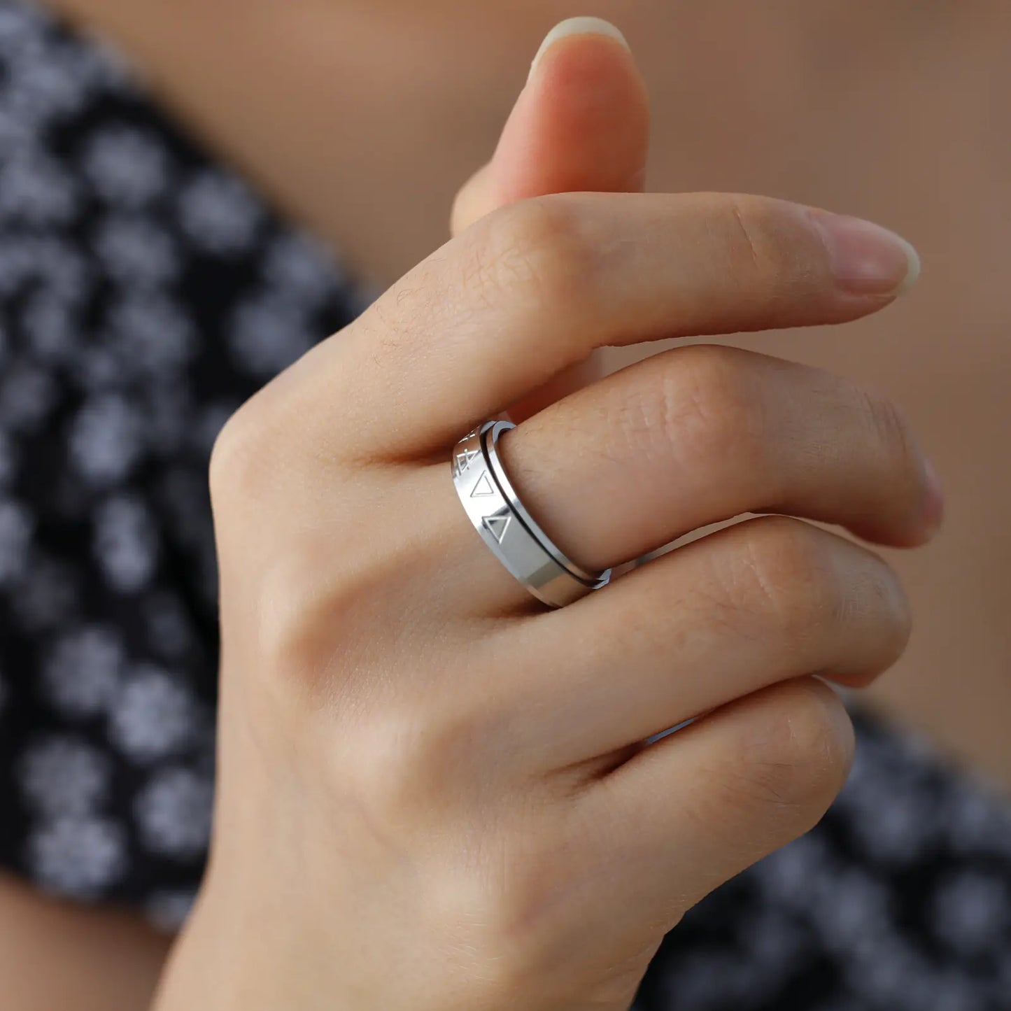 Anillo de Acero Inoxidable con Patrón de Triángulos Rotables