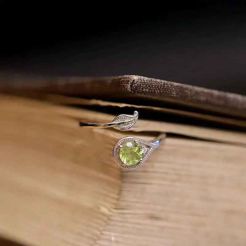 Anillo Ajustable de Rama y Hoja con Gema Verde Olivina