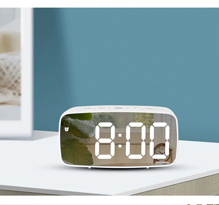 Despertador Espejo LED: Brillo y Elegancia Compactos