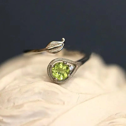 Anillo Ajustable de Rama y Hoja con Gema Verde Olivina